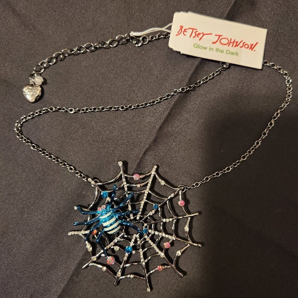 NWT BETSEY JOHNSON Gunmetal Glow-in-the-Dark Spider Web Pendant Necklace - Picture 3 of 6
